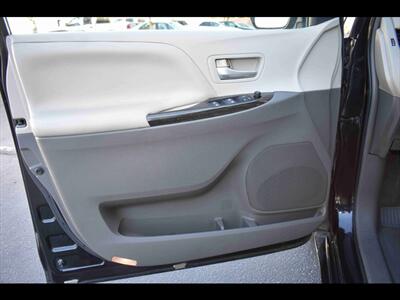 2015 Toyota Sienna XLE 7-Passenger Auto Access Seat   - Photo 20 - Mesa, AZ 85201