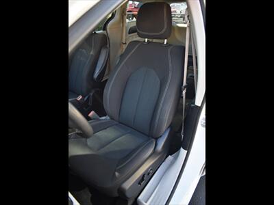 2022 Chrysler Voyager LX   - Photo 17 - Mesa, AZ 85201
