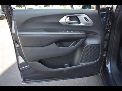 2020 Chrysler Pacifica Hybrid Limited   - Photo 18 - Mesa, AZ 85201