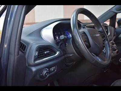 2020 Chrysler Pacifica Hybrid Limited   - Photo 15 - Mesa, AZ 85201