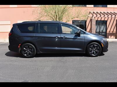 2020 Chrysler Pacifica Hybrid Limited   - Photo 1 - Mesa, AZ 85201