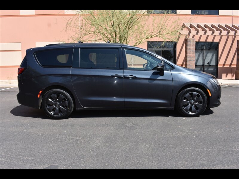 2020 Chrysler Pacifica Hybrid Limited - Photo 1 - Mesa, AZ 85201