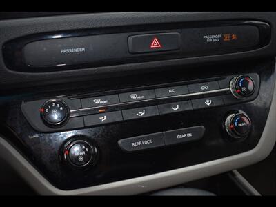 2020 Kia Sedona LX - Photo 12 - Mesa, AZ 85201