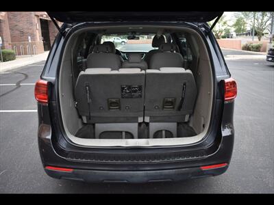 2020 Kia Sedona LX - Photo 24 - Mesa, AZ 85201