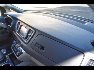2020 Kia Sedona LX   - Photo 38 - Mesa, AZ 85201