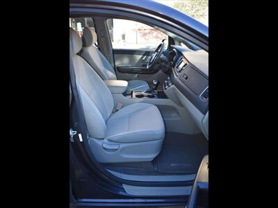 2020 Kia Sedona LX   - Photo 34 - Mesa, AZ 85201