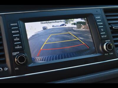 2020 Kia Sedona LX   - Photo 10 - Mesa, AZ 85201