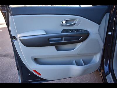 2020 Kia Sedona LX   - Photo 18 - Mesa, AZ 85201
