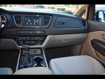 2020 Kia Sedona LX   - Photo 32 - Mesa, AZ 85201