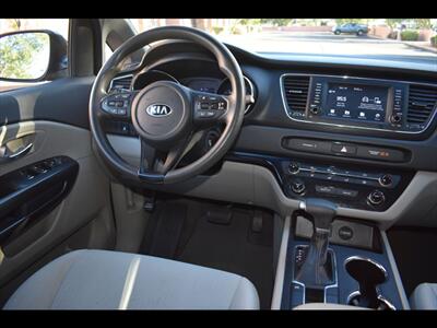 2020 Kia Sedona LX   - Photo 31 - Mesa, AZ 85201