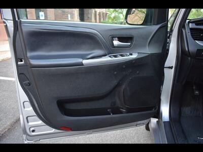2018 Toyota Sienna SE 8-Passenger   - Photo 17 - Mesa, AZ 85201