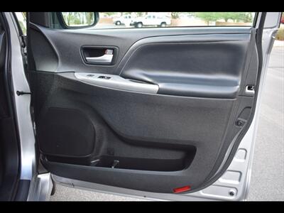 2018 Toyota Sienna SE 8-Passenger   - Photo 36 - Mesa, AZ 85201