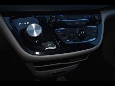 2021 Chrysler Voyager LX - Photo 11 - Mesa, AZ 85201
