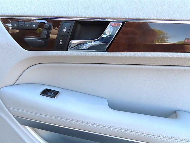 2010 Mercedes-Benz E 350 photo 28 of 37