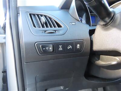 2010 Hyundai TUCSON Limited 4WD   - Photo 12 - Palm Desert, CA 92211