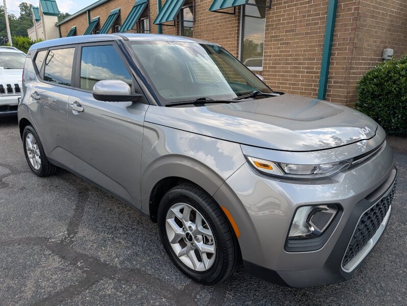 2022 Kia Soul LX - Photo 1 - Knoxville, TN 37919