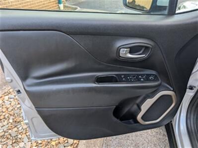 2015 Jeep Renegade Limited 4x4   - Photo 7 - Knoxville, TN 37919