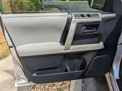 2010 Toyota 4Runner SR5   - Photo 7 - Knoxville, TN 37919