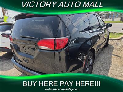 2020 Chrysler Pacifica Touring   - Photo 2 - Toledo, OH 43612