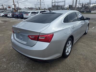 2018 Chevrolet Malibu LS   - Photo 2 - Toledo, OH 43612