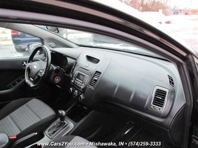 2015 Kia Forte5 EX   - Photo 15 - Mishawaka, IN 46545