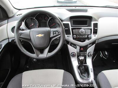 2014 Chevrolet Cruze LS Manual   - Photo 19 - Mishawaka, IN 46545