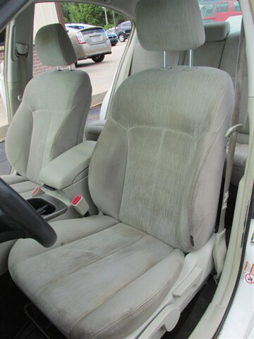 2013 Subaru Legacy 2.5i AWD - Photo 9 - Mishawaka, IN 46545