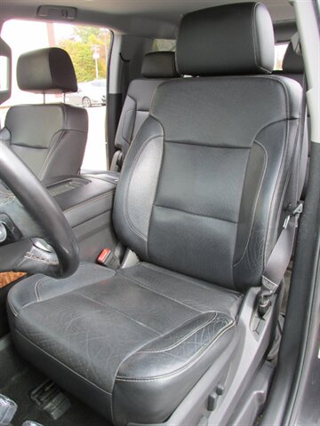 2016 Chevrolet Suburban LTZ 4x4 - Photo 15 - Mishawaka, IN 46545