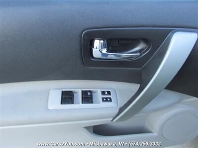 2013 Nissan Rogue SV AWD   - Photo 8 - Mishawaka, IN 46545