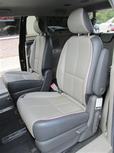 2017 Kia Sedona LX Plus   - Photo 13 - Mishawaka, IN 46545