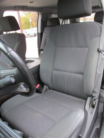 2015 Chevrolet Suburban LS 4x4 - Photo 10 - Mishawaka, IN 46545