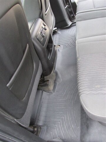 2015 Chevrolet Suburban LS 4x4 - Photo 13 - Mishawaka, IN 46545