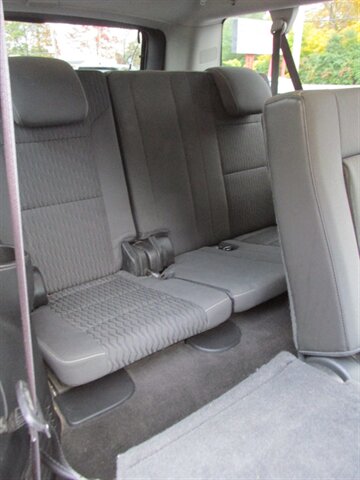 2015 Chevrolet Suburban LS 4x4 - Photo 17 - Mishawaka, IN 46545