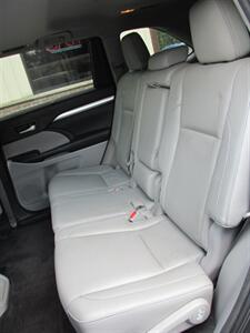 2015 Toyota Highlander XLE 4x4   - Photo 13 - Mishawaka, IN 46545