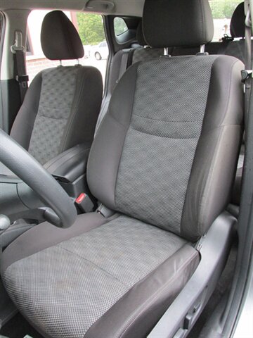 2017 Nissan Rogue Sport SV 4x4 - Photo 12 - Mishawaka, IN 46545