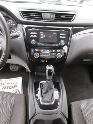 2017 Nissan Rogue Sport SV 4x4 - Photo 25 - Mishawaka, IN 46545