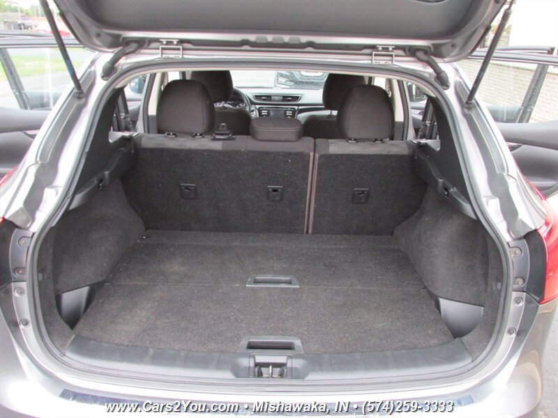 2017 Nissan Rogue Sport SV 4x4 - Photo 16 - Mishawaka, IN 46545