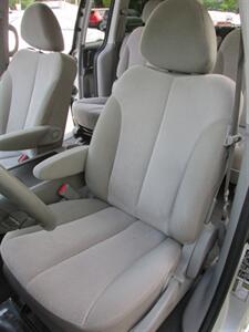 2014 Kia Sedona LX - Photo 10 - Mishawaka, IN 46545