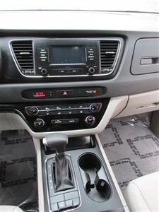 2018 Kia Sedona LX   - Photo 28 - Mishawaka, IN 46545