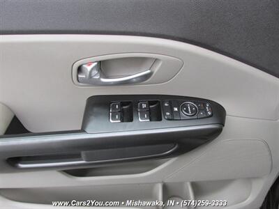 2018 Kia Sedona LX   - Photo 8 - Mishawaka, IN 46545