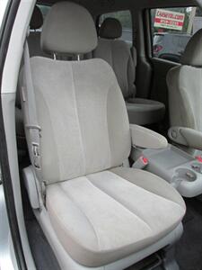 2011 Kia Sedona LX Convenience   - Photo 17 - Mishawaka, IN 46545