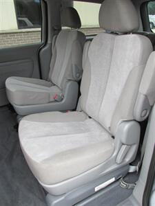 2011 Kia Sedona LX Convenience   - Photo 10 - Mishawaka, IN 46545