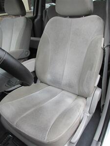 2011 Kia Sedona LX Convenience   - Photo 9 - Mishawaka, IN 46545