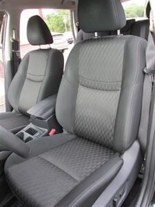 2017 Nissan Rogue SV - Photo 11 - Mishawaka, IN 46545