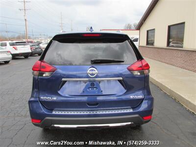 2017 Nissan Rogue SV 4x4   - Photo 4 - Mishawaka, IN 46545