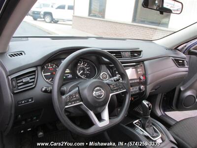 2017 Nissan Rogue SV 4x4   - Photo 9 - Mishawaka, IN 46545