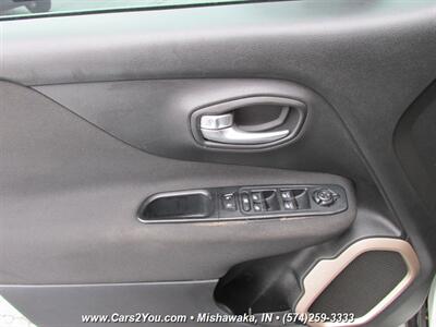 2016 Jeep Renegade Latitude 4x4   - Photo 9 - Mishawaka, IN 46545