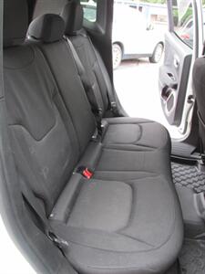 2016 Jeep Renegade Latitude 4x4   - Photo 15 - Mishawaka, IN 46545