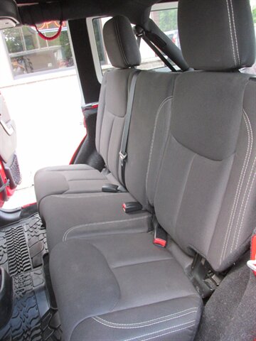 2015 Jeep Wrangler Unlimited Sahara 4x4 - Photo 9 - Mishawaka, IN 46545