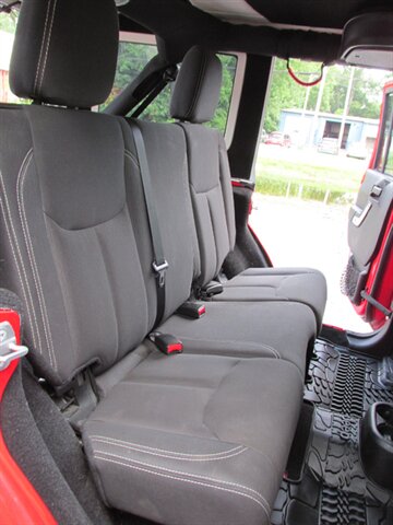 2015 Jeep Wrangler Unlimited Sahara 4x4 - Photo 13 - Mishawaka, IN 46545